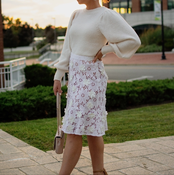 Floral applique knee length skirt white size small - Picture 5 of 5